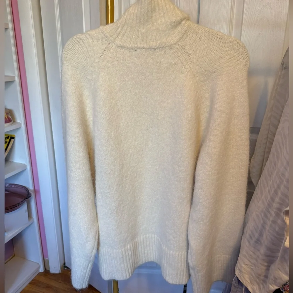 Gap Women’s Fuzzy Oversized Slouchy Turtleneck Sweater Cream Size Medium NWOT
